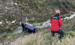 Bolu’da kontrolden çıkan otomobil, dereye uçtu: 2 yaralı