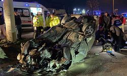 Bolu’da önce refüje ardından elektrik direğine çarpan otomobil tepetaklak oldu: 1 yaralı