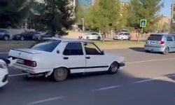 Bu kadarına da pes: Yolda kalan Fiat Tofaş’ı, başka bir aracın kaputuna çıkıp ayakları ile ittirdiler