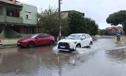 Burhaniye’de sağanak yağış sokakları göle çevirdi