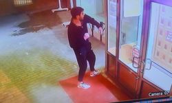 Cami kapısını yumruklayan şahsın saldırı anları güvenlik kamerasında