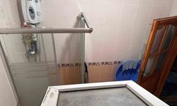 Camı kırıp eve girdi, yaşlı kadının ağzını bantlayıp altınları çaldı