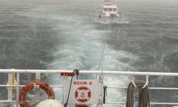 Çanakkale Boğazı’nda makine arızası yaparak sürüklenen tekne kurtarıldı