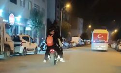 Çanakkale’de motosiklete binen 5 genç adeta ölümle dans etti