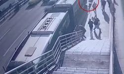 Cevizlibağ’da metrobüs engelli yolcuya çarptı, yaşlı adam hayatını kaybetti: O anlar kamerada