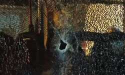 Çok sayıda yolcunun bulunduğu otobüse silahlı saldırı anı kamerada