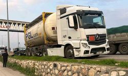 D-650’de park halindeki tıra çarpan otomobil hurdaya döndü: 1’i ağır 3 yaralı