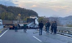 Demir yüklü tır bariyerlere çarptı, yol trafiğe kapandı