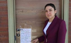 Depremzede öğrencilerin eğitim gördüğü kütüphaneye dadanan klima hırsızlarına not asıp "Lütfen Çalma" diyerek seslendiler