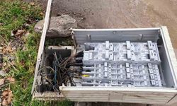 Devrilen elektrik trafosu ölüm saçıyor