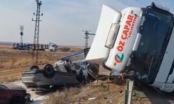 Devrilen tırda bulunan milyonluk araçlar hasar gördü