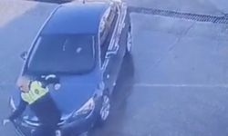 Dikkatsiz sürücünün polise çarpma anı kamerada