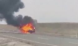 Diyarbakır’da seyir halindeki otomobil alev topuna döndü
