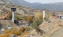 Diyarbakır’ın Kulp ilçesinde köprü inşaatında meydana gelen çökme sırasında yaralanan 4 kişi hastaneye sevk edilirken, 2 kişiyi enkaz altından çıkarma çalışmaları devam ediyor.