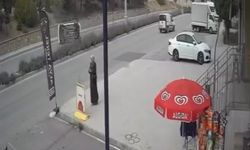 Elazığ’da aracın yan yattığı kaza kamerada