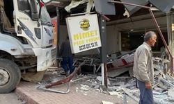 Elazığ’da freni patlayan kamyon fırına daldı