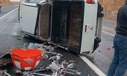 Elazığ’da kaygan yolda kamyonet devrildi