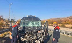 Elazığ’da minibüs ile kamyon çarpıştı: 1 yaralı