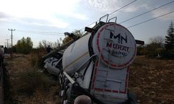 Elazığ’da tır elektrik direğine çarptı: 1 yaralı