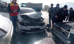 Erzincan’da askeri araç, traktör ve otomobil çarpıştı: 2 yaralı