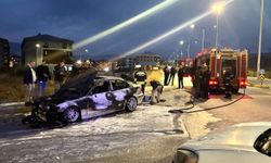 Erzincan’da seyir halindeki otomobil alev aldı: 2 kişi son anda kurtuldu