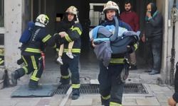 Ev olarak kullanılan iş hanında çıkan yangında 17’si çocuk 21 kişi kurtarıldı