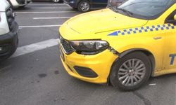 Fatih’te motosiklet ile taksi çarpıştı: Motosikletli yola savruldu