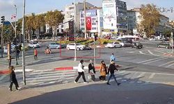 Fatih’te otomobil ile motosiklet çarpıştı: Kaza anı güvenlik kamerasına yansıdı