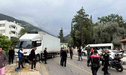 Fethiye’de freni patlayan kamyon, öğrenci servisine çarptı