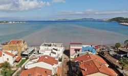 Foça’da sel suları denizin rengini değiştirdi