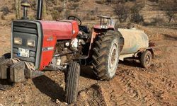 Fren boşalan traktörü durdurmak isterken yaralandılar