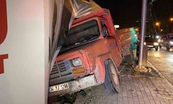 Freni patlayan kamyon önce otomobile ardından inşaat bariyerine çarptı: 2 yaralı