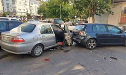 Freni tutmayan otomobil park halindeki araçlara çarptı: 1 yaralı