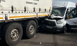 Gaziantep’te minibüs tıra arkadan çarptı: 5 yaralı