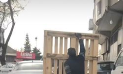 Gaziantep’te tehlikeli yolculuk: Motosiklet üzerinde palet taşıdı