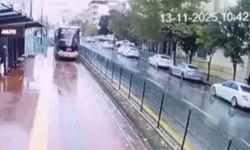Gaziantep’te tramvaya yıldırım isabet etme anı kamerada