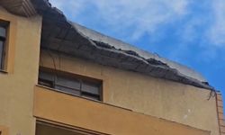 Gelibolu’da 5 katlı binanın çatısının bir kısmı çöktü