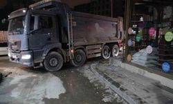 Hafriyat kamyonunun patlayan lastiği iş yerinin camlarını kırdı