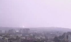 Hatay’da yıldırımın düşme anı kameraya yansıdı