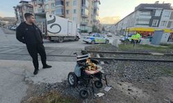 Hemzemin geçitte akülü aracı devrilen engelli vatandaş yaralandı