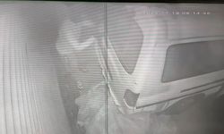 Hırsızlar park halindeki tekneyi çalamayınca zarar verip kaçtılar