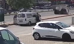 Hızla giden otomobil, kamyonun arkasına böyle girdi