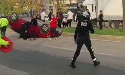 İki araç çarpıştı, takla atan otomobilde sürücü sıkıştı