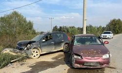 İki araç kafa kafaya çarpıştı: 2 yaralı