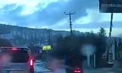 İş yerine girmek isteyen otomobile motosiklet çarptı: 2 yaralı