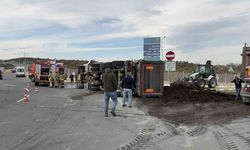 İstanbul Havalimanı’nda gübre yüklü kamyon devrildi