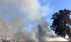 İzmir’de şantiyede yangın, gökyüzünü siyah dumanlar kapladı