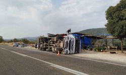 Kamyon devrildi, sürücü yara almadan kurtuldu