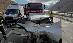 Kamyona arkadan çarpan otomobil hurdaya döndü; 1 ölü 1 yaralı