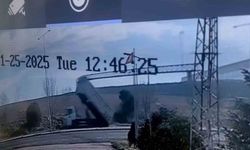 Kamyonun açılan damperi direkleri yıktı, o anlar kameraya yansıdı